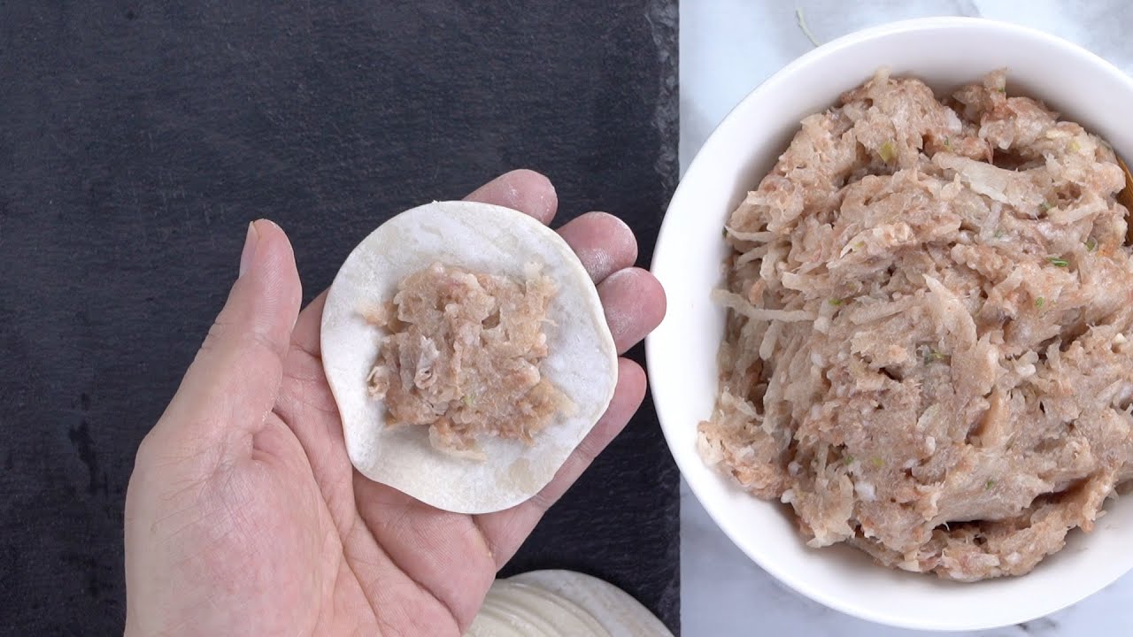 Die Herstellung von Knödeln mit Gurken im Sommer ist wirklich lecker.