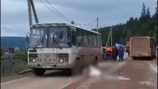 Автобус сбил троих пешеходов: смертельная авария в Усть-Куте