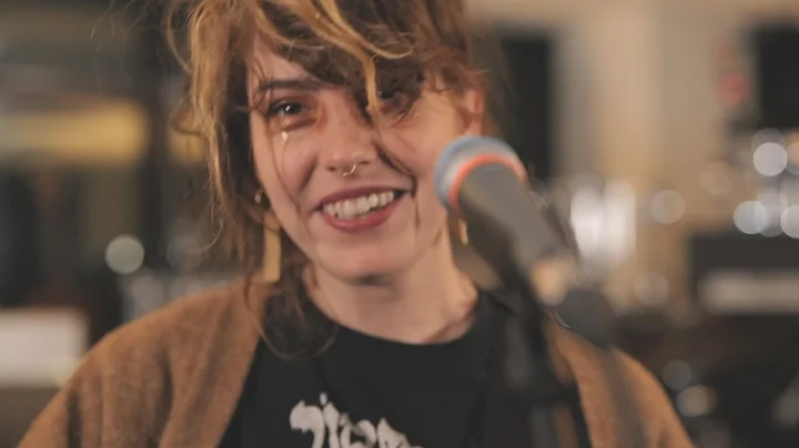 Emma Ruth Rundle - Full session | Highway Holidays...