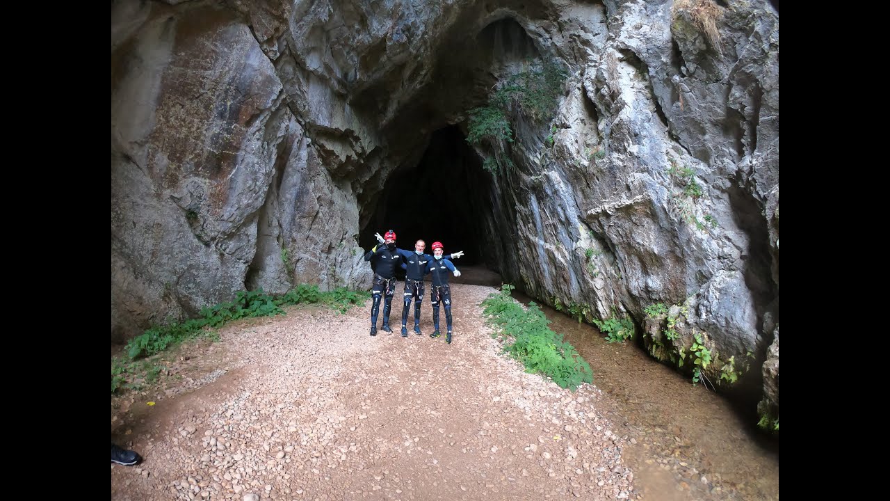 Espeleobarranquismo en Cueva valporquero - León