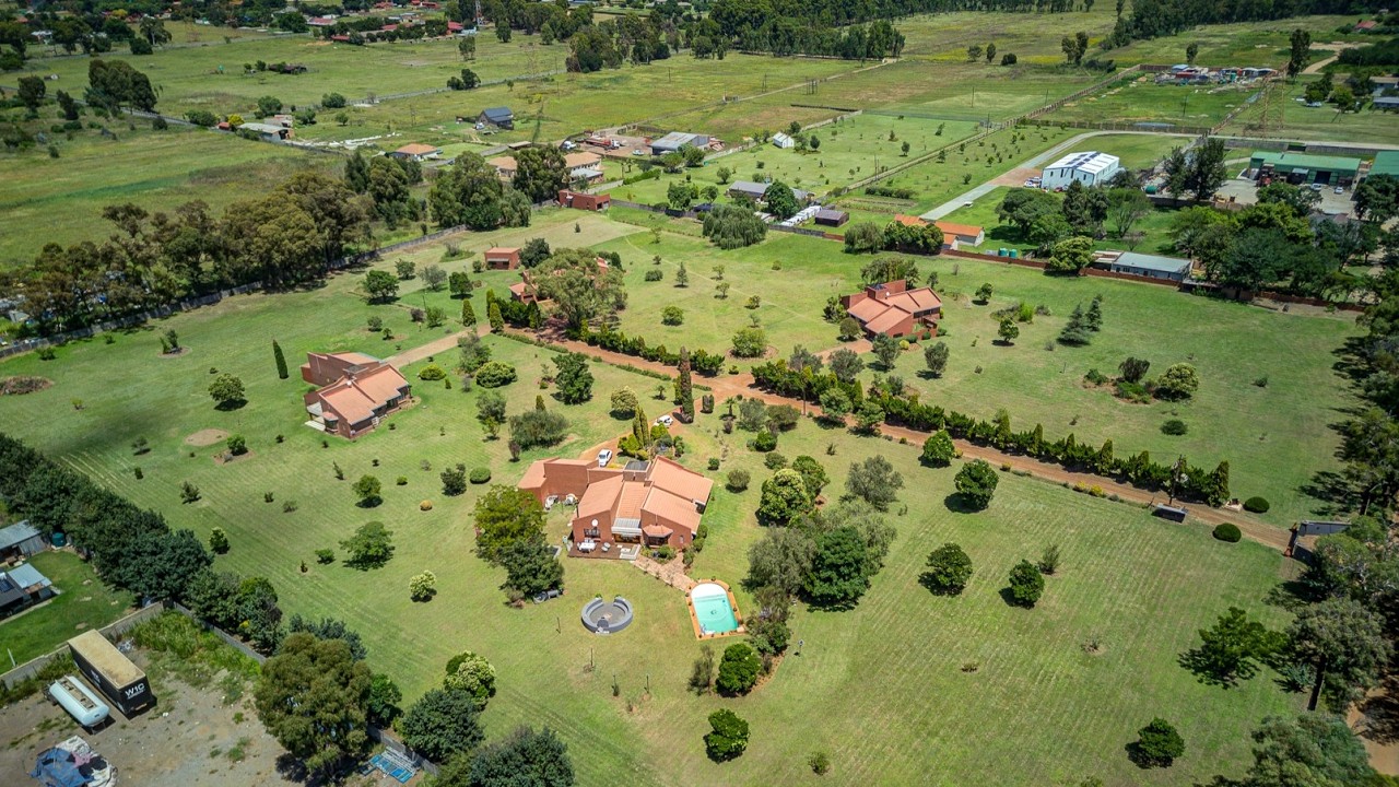 Dual Living in Lindalani Village! 4 beautiful homes on 0ne property Plus Plus