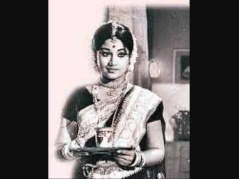 Kaniyum Kiliyum Song Lyrics on YouTube