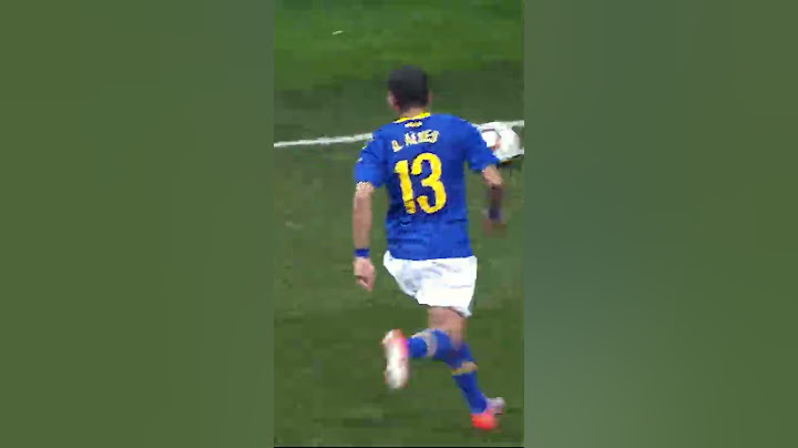 Quick thinking from Arjen Robben, but Dani Alves thinks even quicker 😏 | #Shorts