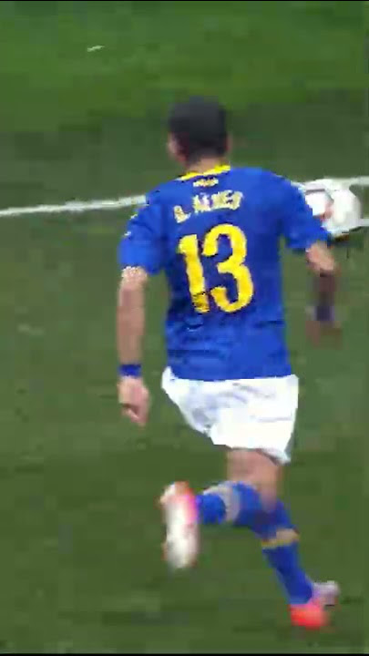 Quick thinking from Arjen Robben, but Dani Alves thinks even quicker π | #Shorts