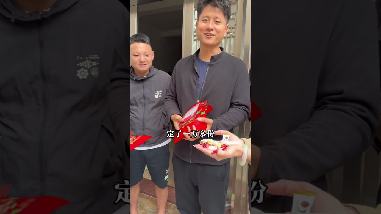 学长求婚小芬成功，小芬的哥哥嫂子带了一份巨大的惊喜礼物户口本，学长开心的合不拢嘴了，学长妈妈看到也马上跑回家里拿出户口本，让小芬学长去领结婚证#求婚 #小芬旅记 #家庭日常 #喜糖