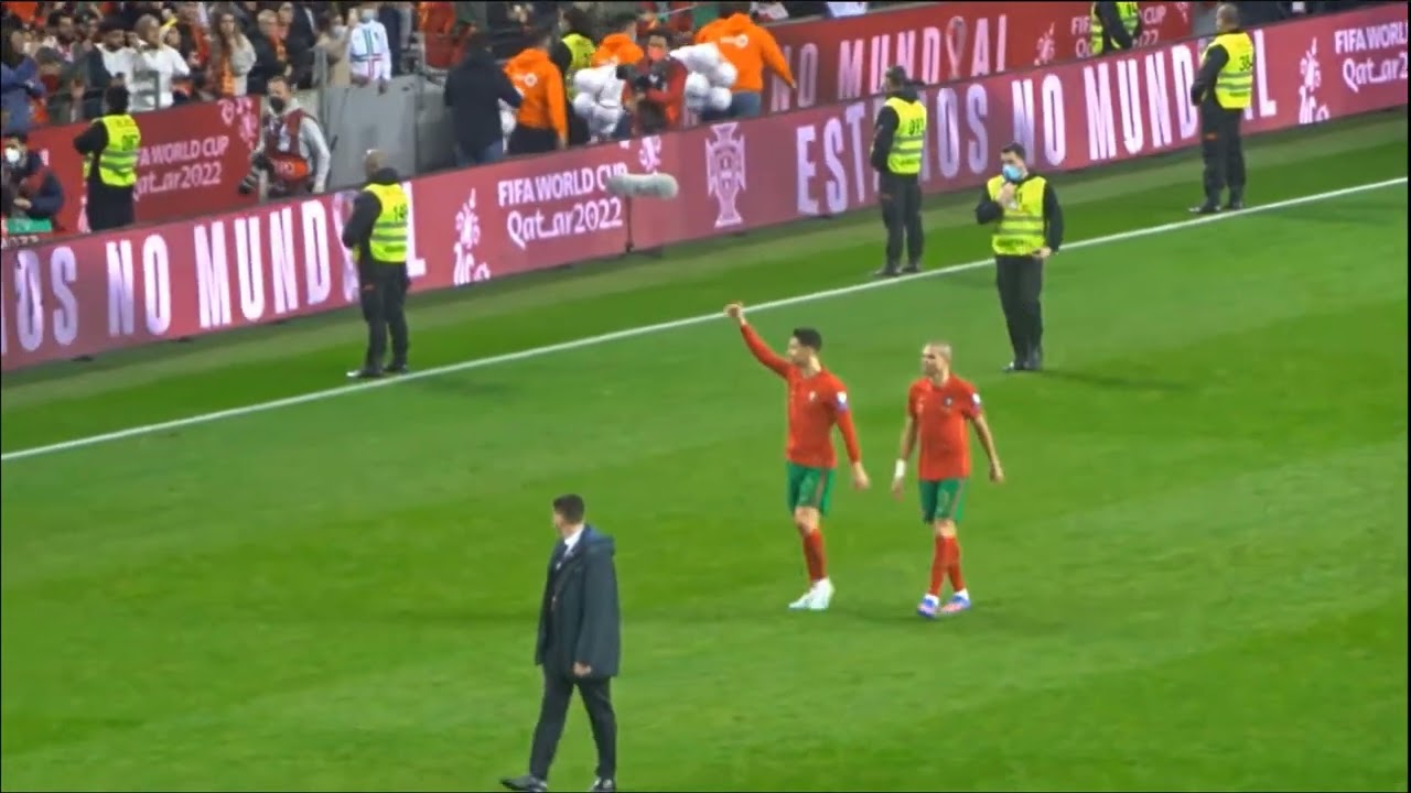 Hình ảnh đẹp Ronaldo và Pepe đi vòng quanh sân cảm ơn... - youtube