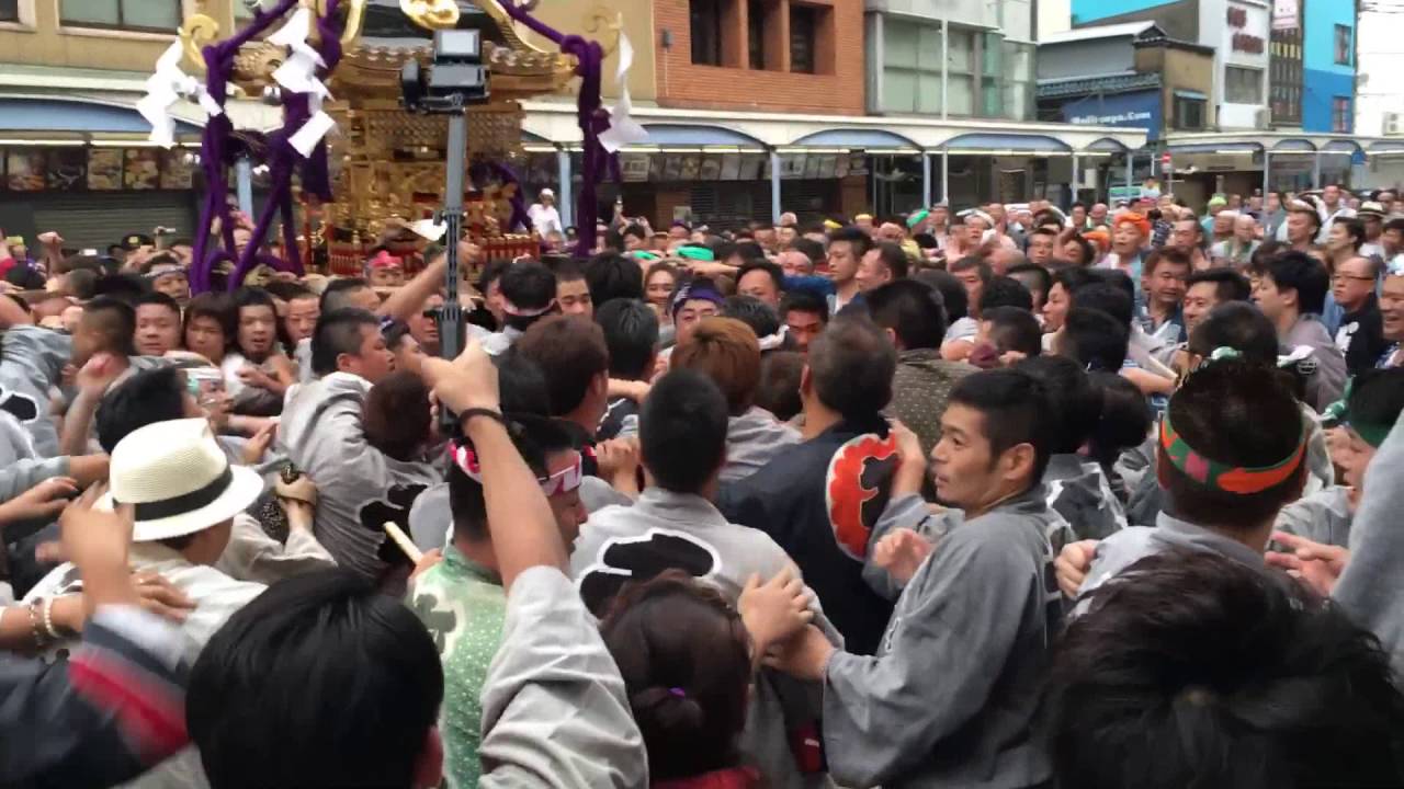 大乱闘 平成28年矢先稲荷神社 本社神輿 千代連大乱闘 Youtube