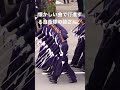 陸軍分列行進曲が流れる中堂々と歩く自衛隊の皆さん