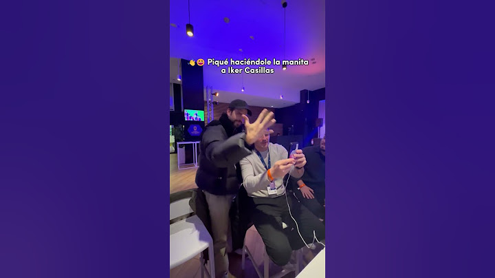 👋😆 Gerard Piqué le hace la manita a Iker Casillas. #shorts