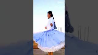 Hermosa cholita bailando alegre