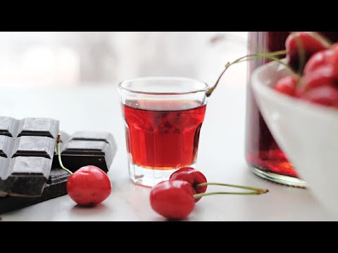 Video: Zoo Tshaj Cherry Liqueur Zaub Mov Txawv