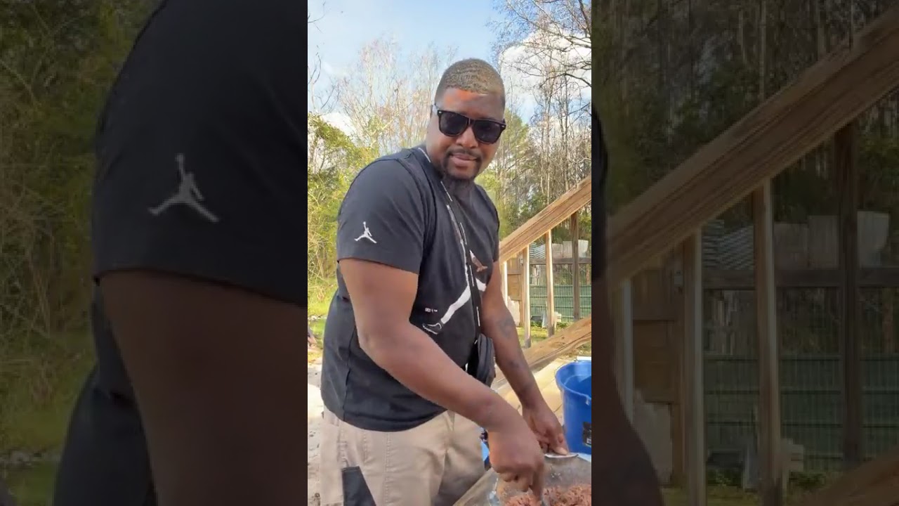 Кормлю своих собак на заднем дворе | Чарльз, миссис Нетта Ман