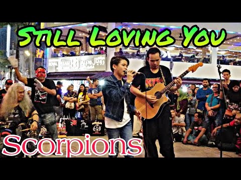 Adik Fahmi ft Sentuhan Buskers.Adik ni juga salah seorang anak buah Bob.Rata2 mereka sangat berbakat
