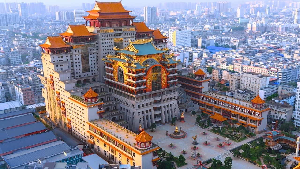 Исследуйте таинственный дворец Китая с 500-тонной бронзовой статуей Будды внутри!