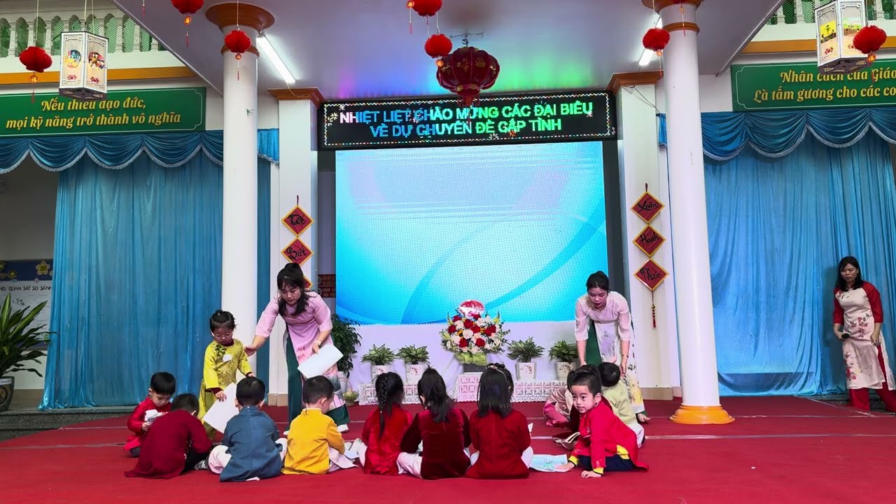 Tiết dạy Hoạt động với đồ vật 2 tuổi “Trải nghiệm với giấy” trường Mầm non Hoa Phượng.