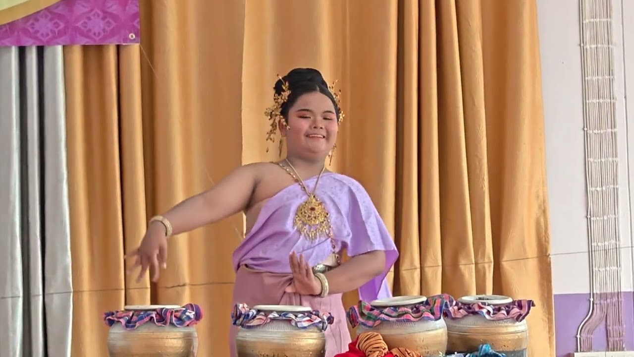 การแสดงร้องเพลงไทยลูกทุ่ง ในพิธีเปิดศิลปหัตถกรรมนักเรียน ครั้งที่ 73 ระดับกลุ่มโรงเรียนประจันตคาม 1