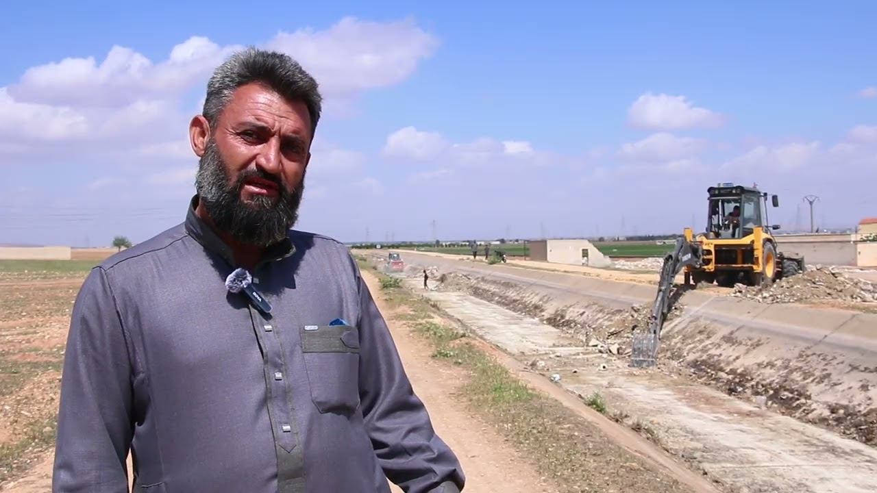 أعمال تعزيل وتنظيف قناة ري مدينة السفيرة، في ريف حلب الجنوبي الشرقي