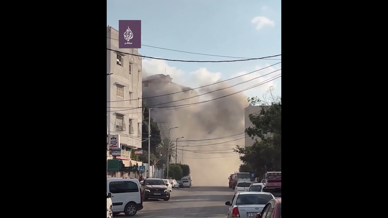 استهداف الطيران الإسرائيلي برج الكرمل في حي الشيخ رضوان وسط مدينة غزة