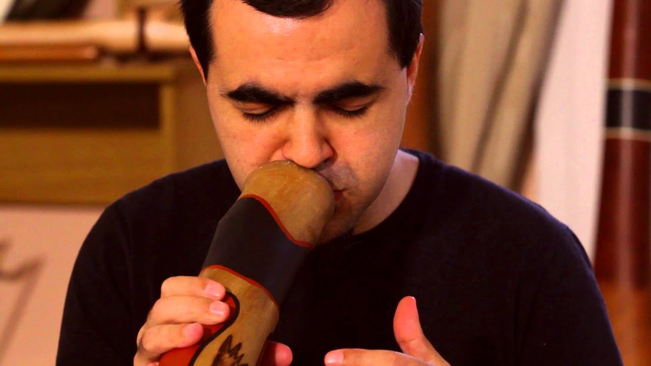 Andrés Saggio / Didgeridoo y Percusión.