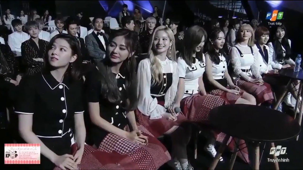 191126 TWICE REACTION TO AAA 2019 IN VIETNAM - YouTube