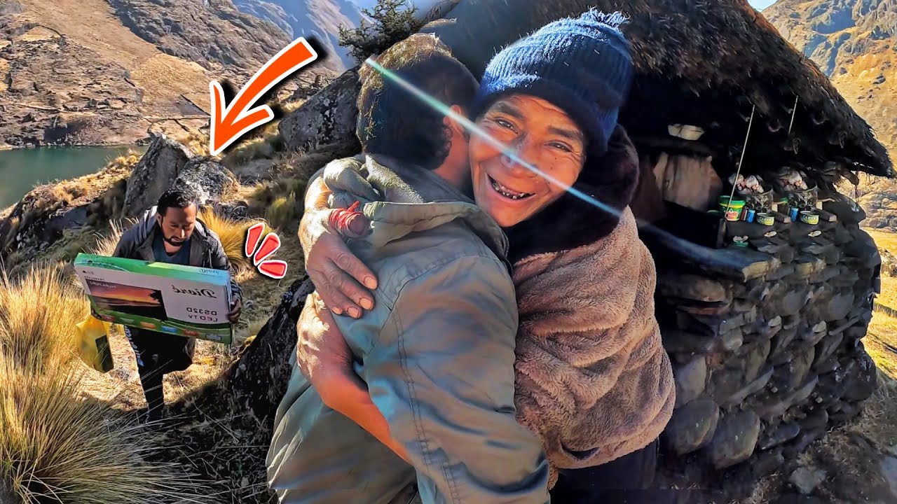 Tío Aurelio Feliz con su linda Sorpresa. 40 años Aislado del Mundo en un rincón de los andes