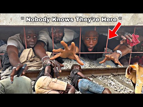 Surviving Lagos Under The Bridge For 24 Hours - Nobody Knows They Are Here 😱