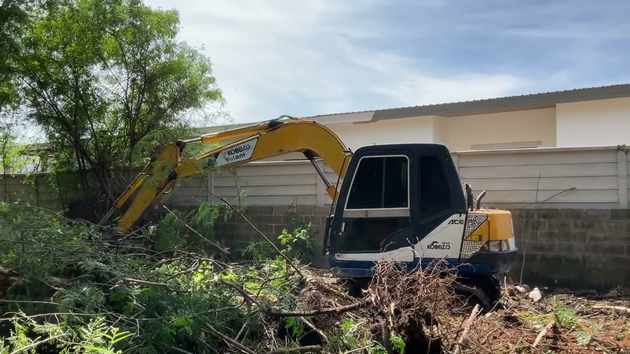 พามาชมงานเคลียร์ริ่งป่า บริเวณแนวกำแพง ￼ ครับ 🐘🚚✌️🚓