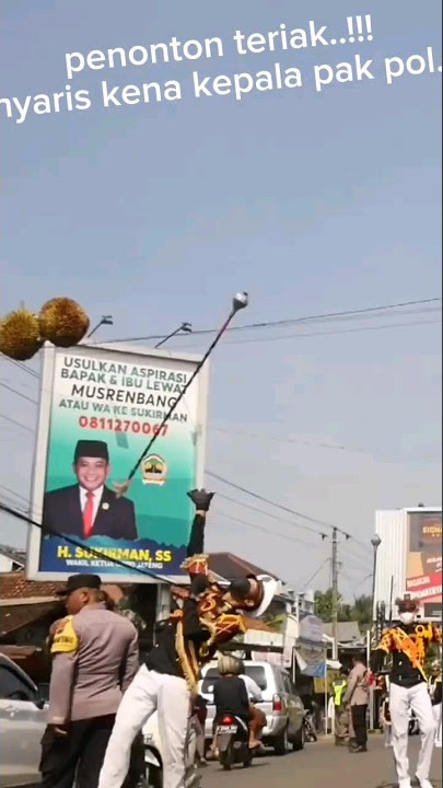 stik mayoret jatuh diluar kendali, nyaris kena kepala pak polisi