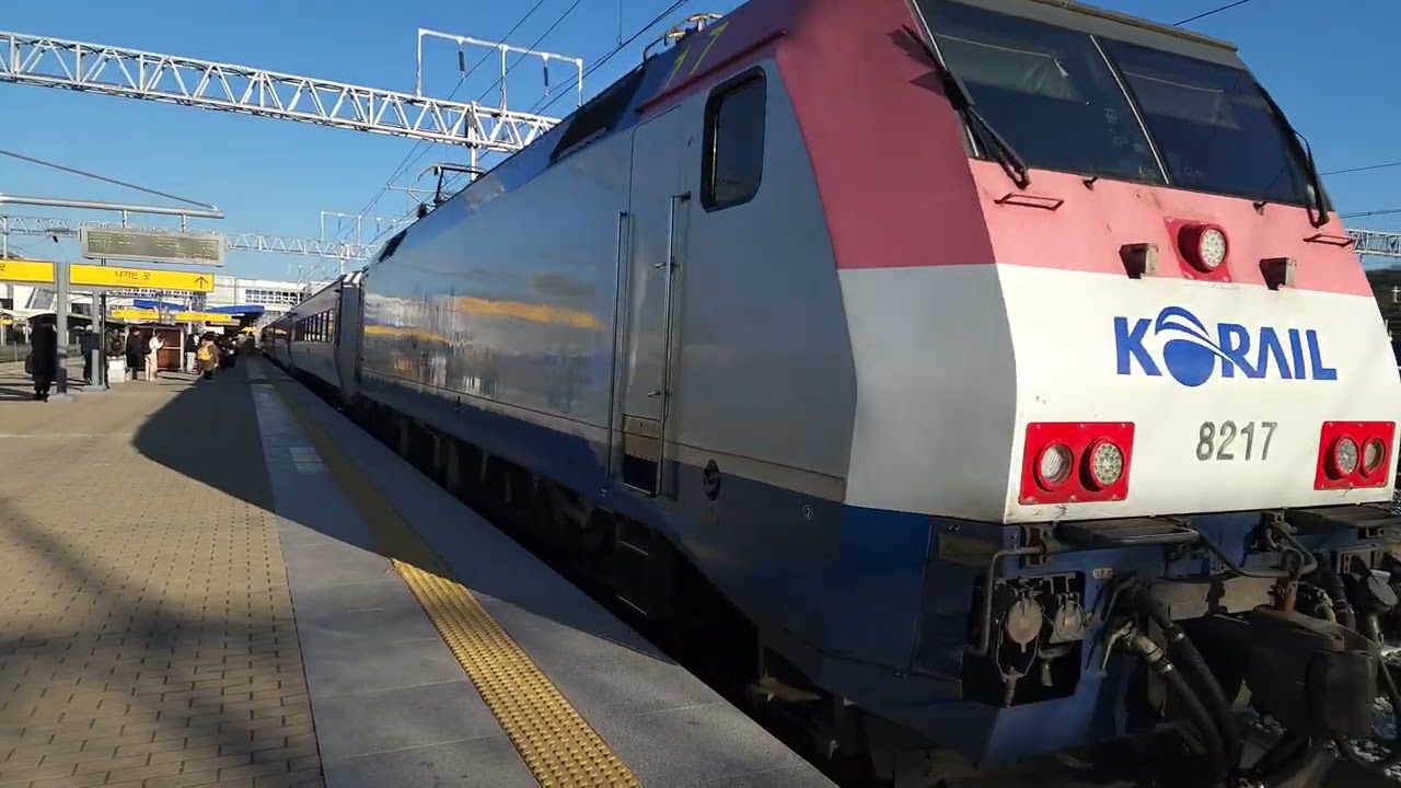 [4K 60fps] 20241214 064932 무궁화 1601 먼저 보내고 KTX이음 703으로 추월하여 영주역 기관차 교체 구경 | 이제 볼 수 없는