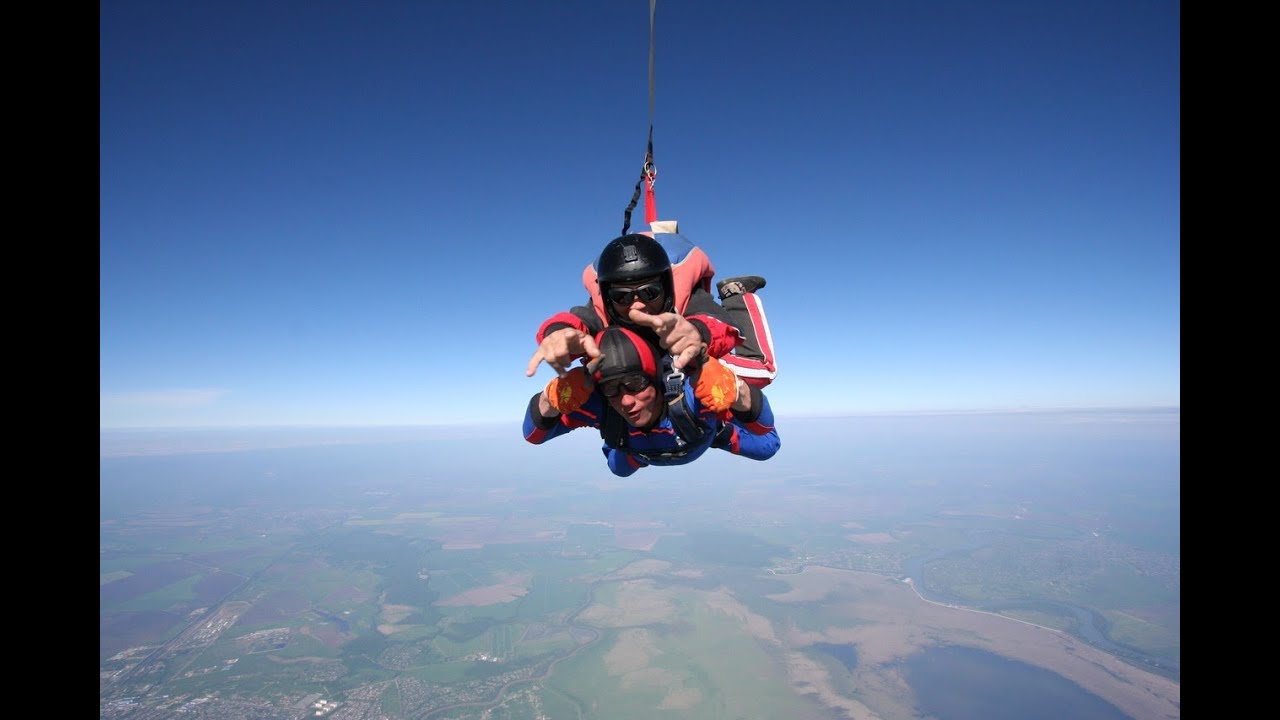 тандем - прыжок с парашютом  4000 метров.