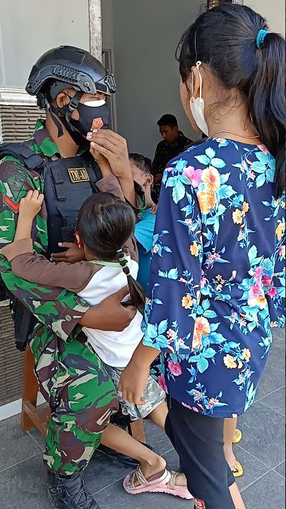 Pak Tentara Baik. Anak anak berebut gendong. majang tengah Dampit Malang...