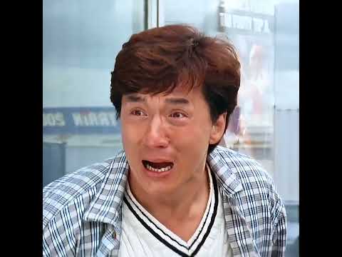 كان جاكي شان يمر من هنا وساهم في إنقاذ امرأة غريبة تعاني من مشاكل 