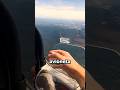 Este piloto saca las manos por la ventana