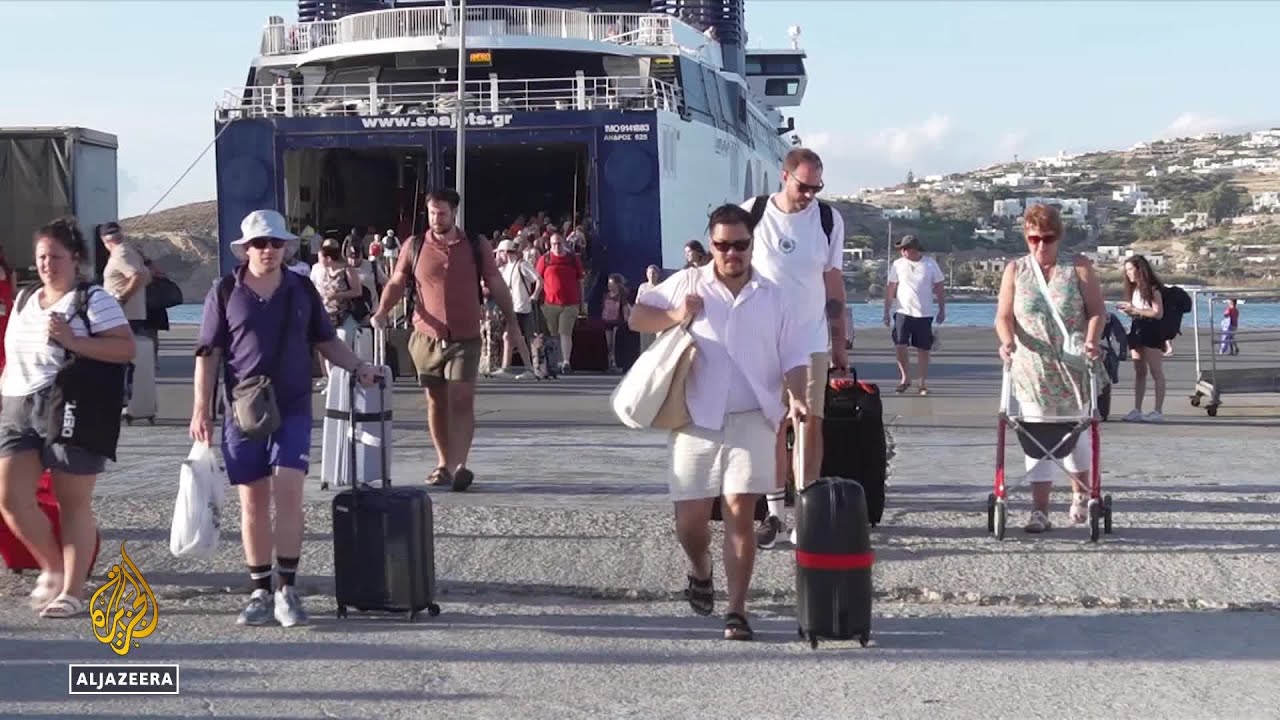 مع وجود السياح تأتي النفايات إلى الجزر اليونانية