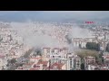 İzmir'de depremin ardından yıkılan binalardan toz dumanı yükseldi