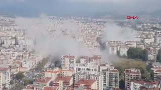 İzmirde Depremin Ardından Yıkılan Binalardan Toz Dumanı Yükseldi