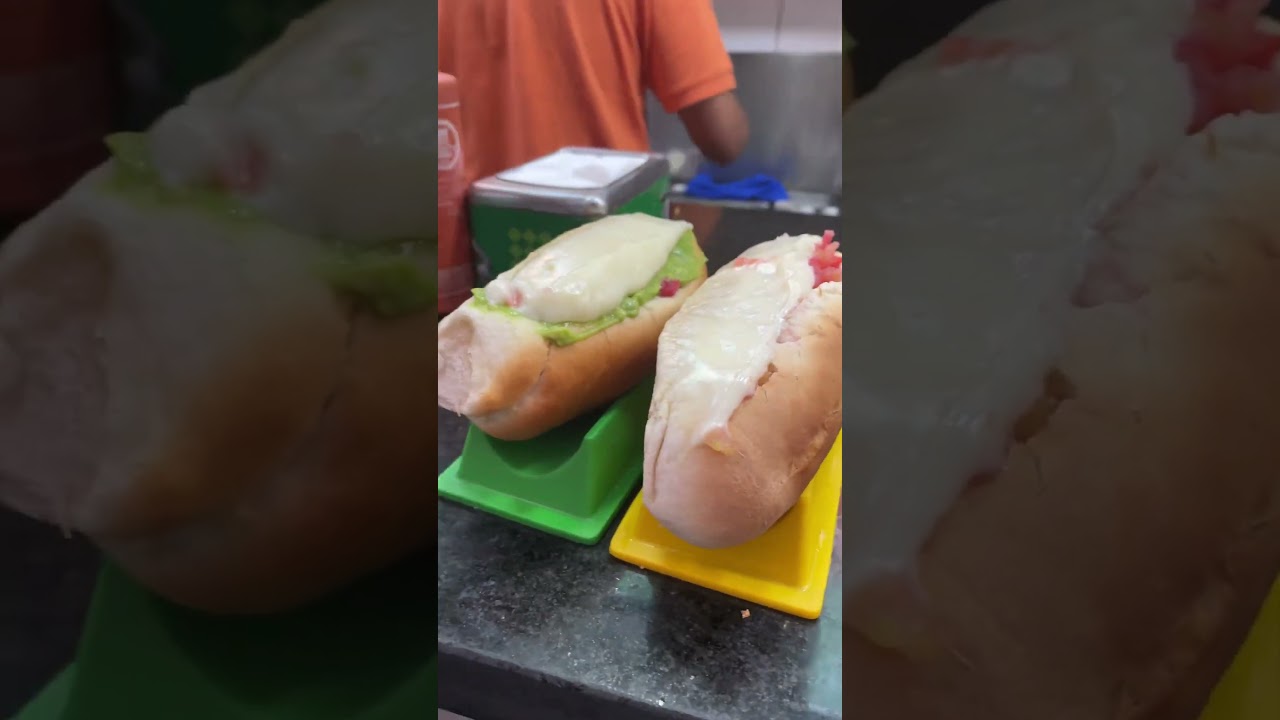 Un italiano y un completo en el Ravera, un clasico de Plaza de Armas. Muy buena opción para comer.