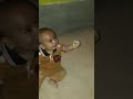 Ребенок играет с лягушкоми 5