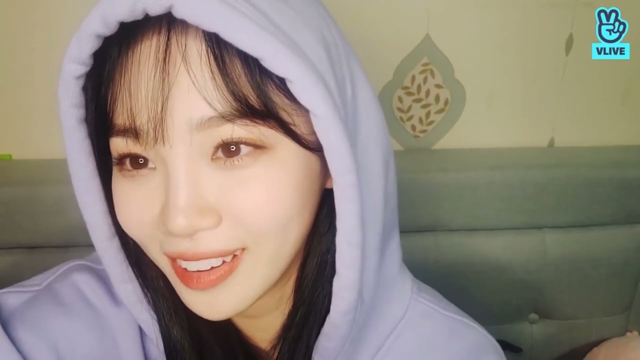 [ENG SUB CC] Yena accidentally revealed her bare face in Chaewon’s live🤣 | IZ*ONE Funny Moments