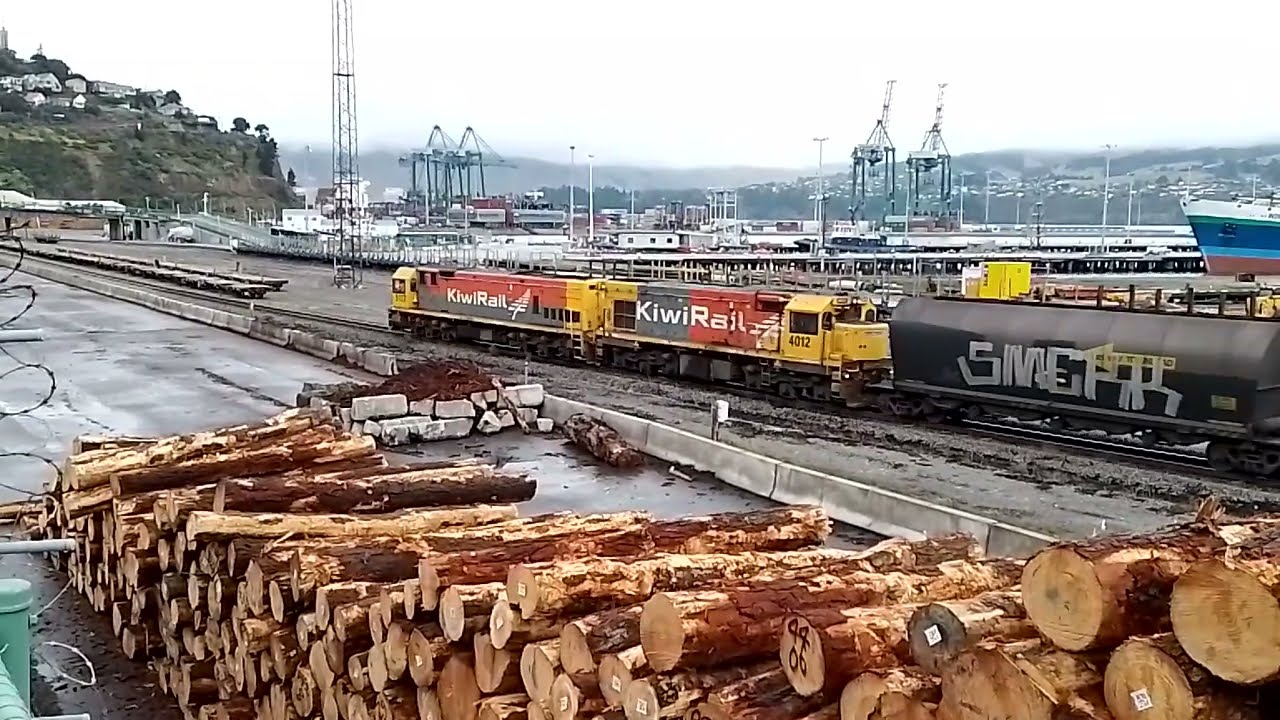 Kiwi Rail DXB 5137 & DC 4012 arriving at Lyttelton with Coal shuttle