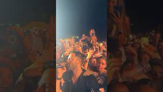 Ο Αργυρός Περιτριγυρισμένος Από Φανς