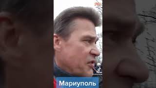 Огромная очередь голодных, нищих людей за миской гречки и булочкой в Мариуполе