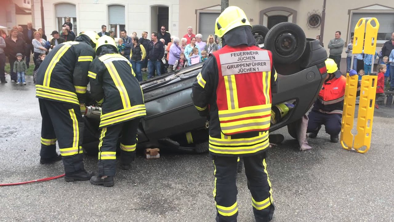 Show-Übung: Patientenorienterte Rettung aus überschlagenem PKW