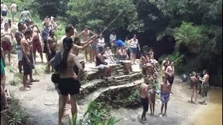 Flagrante: tromba d'água pega banhistas de surpresa em cachoeira em MG