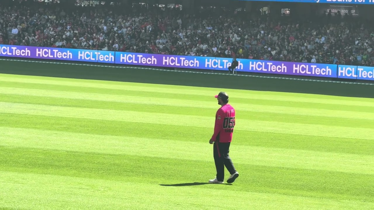 Babar fielding near the boundary with crazy fans shouting @ BBL 1/1/2026 - Sydney Sixers vs MR