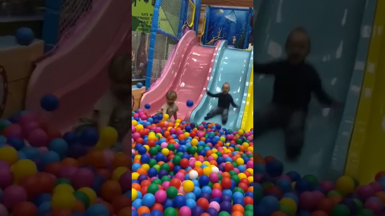 Дети играют на детской площадке. children play on the playground. in play.