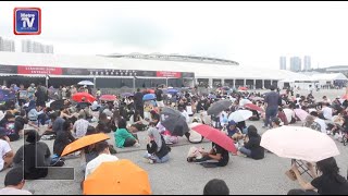 Jam 7 pagi penonton sudah beratur untuk konsert Coldplay malam ini