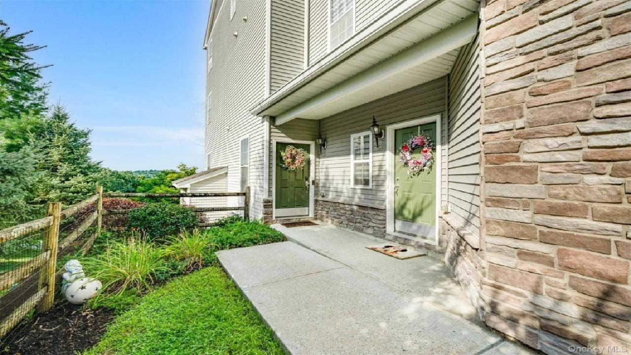 1721 Hawthorn Way, New Windsor, NY Presented by Danielle Oliva.