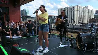 Alessia Cara sings How Far I'll Go on the roof of Aldeans for 107.5 Resimi