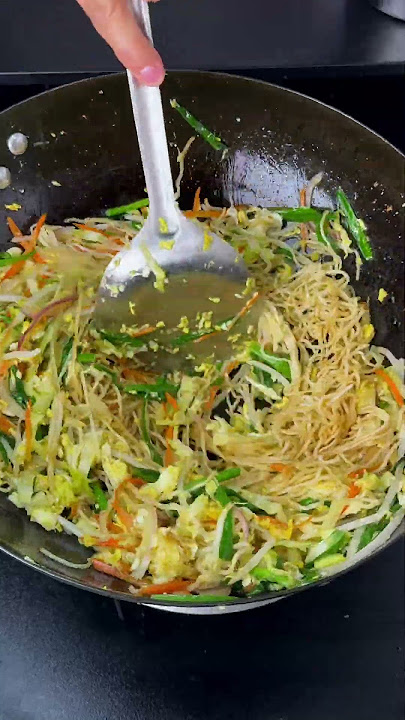Fried Noodles with Egg & Veggies: Too Tasty to Handle π³π #FriedNoodles #VeggieStirFry #WokCooking